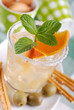 cocktail agli agrumi con foglie di menta