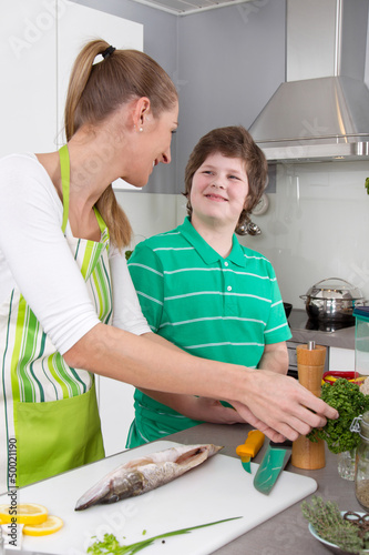 Photo: Mutter und Kind kochen gemeinsam Mutter und Kind kochen gemeinsam