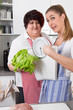 Dick und dünn - Zwei Frauen auf Diät mit Waage und Salat