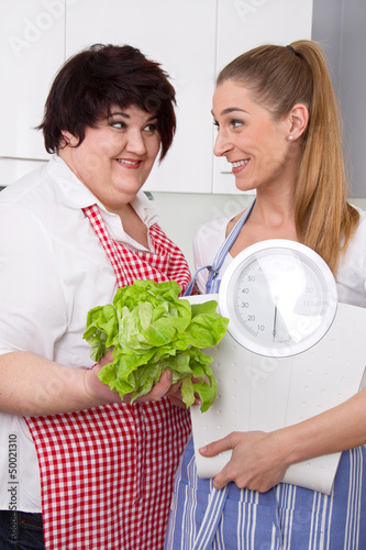 Photo: Zwei Frauen machen Diät - Salat gegen Waage Zwei Frauen machen Diät - Salat gegen Waage
