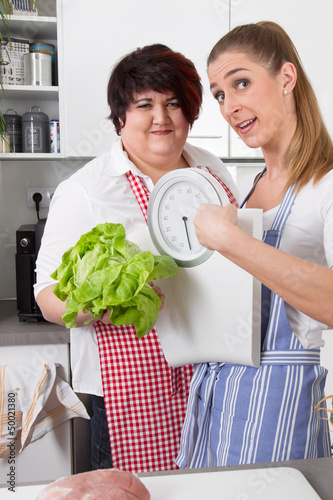 Photo: Dick und dünn - Zwei Frauen auf Diät mit Waage und Salat Dick und dünn - Zwei Frauen auf Diät mit Waage und Salat