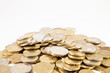 Pièces et billets en euros sur fond blanc 