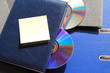 2 CD´s im Buch mit einem Zettel