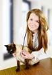 Foto: Junge Tierärztin mit Kater Junge Tierärztin mit Kater