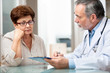 Foto: Patient tells the doctor about her health complaints Patient tells the doctor about her health complaints