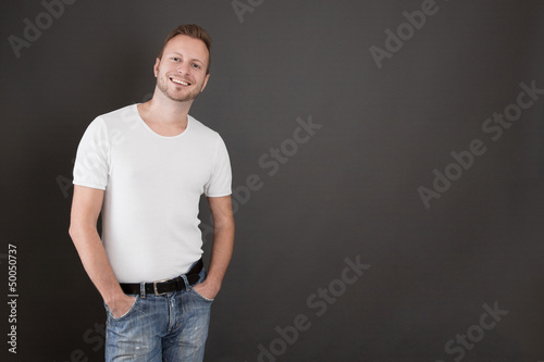 Photo: Gut aussehender junger Mann in Jeans und Shirt Gut aussehender junger Mann in Jeans und Shirt