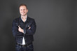 Photo: Lässiger Typ in Jeans als Hintergrund Lässiger Typ in Jeans als Hintergrund