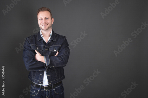 Photo: Lässiger Typ in Jeans als Hintergrund Lässiger Typ in Jeans als Hintergrund