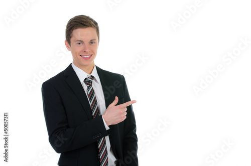 Photo: junger mann zeigt mit dem finger junger mann zeigt mit dem finger