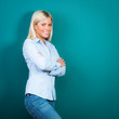 blonde frau verschränkt die arme
