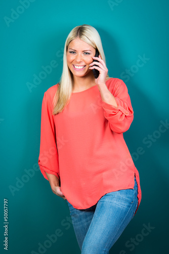 Photo: junge frau telefoniert mit dem handy junge frau telefoniert mit dem handy