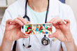 Photo: Hände halten Pillendose mit Medikamenten Hände halten Pillendose mit Medikamenten