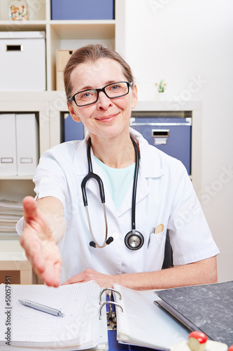 Photo: Ärztin reicht Hand zum Handschlag Ärztin reicht Hand zum Handschlag