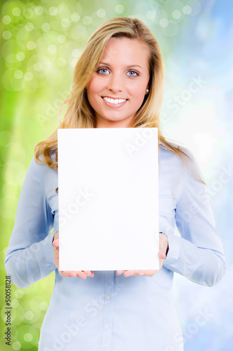 Photo: frau mit werbeschild frau mit werbeschild
