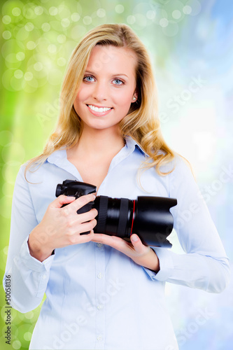 Photo: junge frau mit fotoapparat junge frau mit fotoapparat
