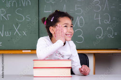 Photo: schulkind träumt während des unterrichts schulkind träumt während des unterrichts