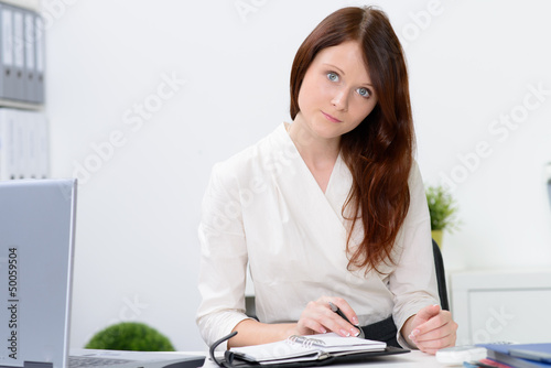 Photo: junge frau im büro junge frau im büro