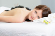 junge frau entspannt bei einer massage