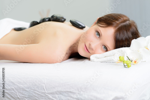 Photo: junge frau entspannt bei einer massage junge frau entspannt bei einer massage
