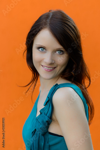Photo: freundliche junge frau freundliche junge frau