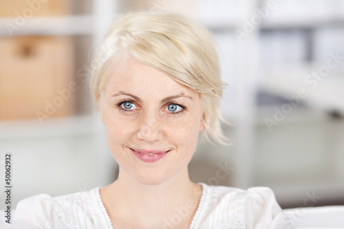 Photo: schöne blonde frau mit sommersprossen schöne blonde frau mit sommersprossen