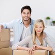 lächelndes paar beim umzug in die neue wohnung