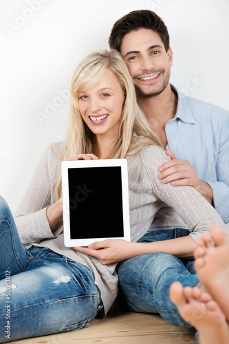 Photo: lächelndes paar zeigt tablet-pc lächelndes paar zeigt tablet-pc