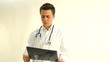 medico mirando radiografia