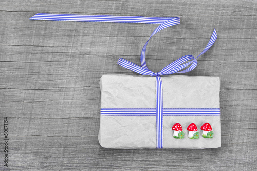 Photo: Liebevoll verpacktes Geschenk auf Holz für den Glückspilz Liebevoll verpacktes Geschenk auf Holz für den Glückspilz
