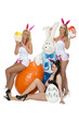 Osterhase mit drei Frauen im Osterhasenkostüm