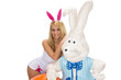 Osterhase mit Frau im Osterhasenkostüm