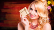 attraktive blonde Frau mit Geschenkbox