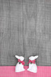 Hasenhochzeit - Shabby Holz Hintergrund mit Osterhasen