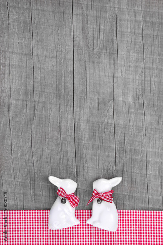 Photo: Hasenhochzeit - Shabby Holz Hintergrund mit Osterhasen Hasenhochzeit - Shabby Holz Hintergrund mit Osterhasen