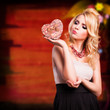 attraktive blonde Frau mit Geschenkbox