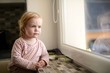 la jeune fille regarde par la fenêtre