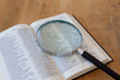 Bibel und Lupe