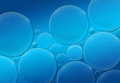 Blaue Blasen hinter Glas