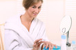 Frau im Badezimmer