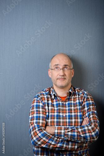Photo: mann blickt skeptisch nach oben mann blickt skeptisch nach oben
