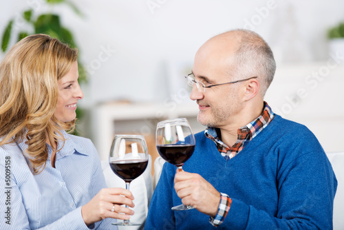 Photo: paar genießt ein glas rotwein zusammen paar genießt ein glas rotwein zusammen