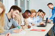 Schüler arbeiten mit Lehrer in Workshop