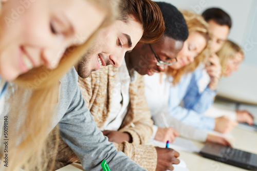 Photo: Studenten im Seminar lernen für Prüfung Studenten im Seminar lernen für Prüfung