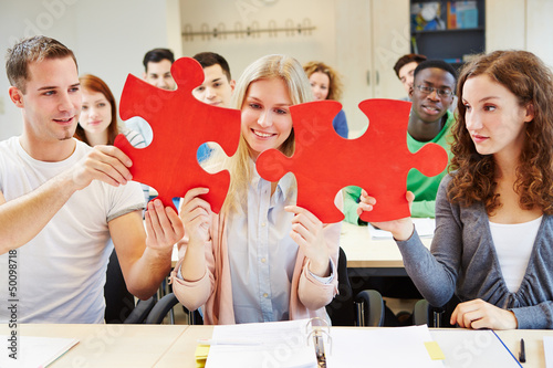 Photo: Studenten halten Puzzle im Unterricht Studenten halten Puzzle im Unterricht