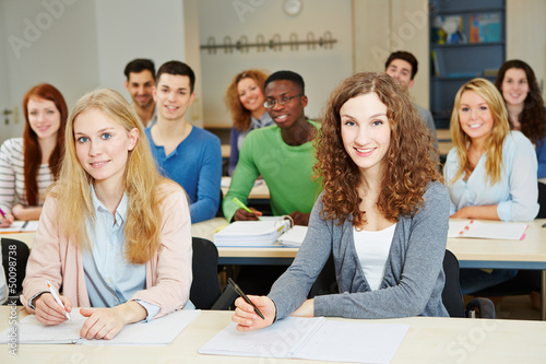 Photo: Schüler sitzen im Unterricht in der Klasse Schüler sitzen im Unterricht in der Klasse