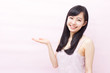 紹介する女性