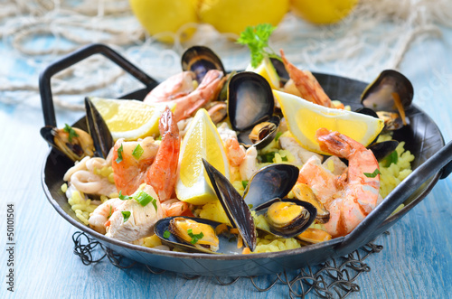 Photo: Paella mit Meeresfrüchten und Hühnerbruststücken Paella mit Meeresfrüchten und Hühnerbruststücken