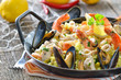 Paella mit frischen Meeresfrüchten und Huhn