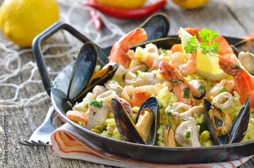Photo: Paella mit frischen Meeresfrüchten und Huhn Paella mit frischen Meeresfrüchten und Huhn