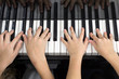 Photo: Mains d'enfants jouant du piano Mains d'enfants jouant du piano